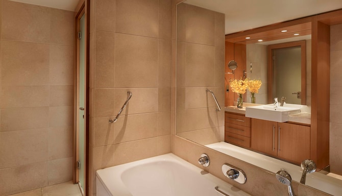 Park Plaza London Riverbank - 套房浴室