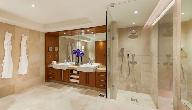 Park Plaza London Riverbank - Penthouse Bathroom