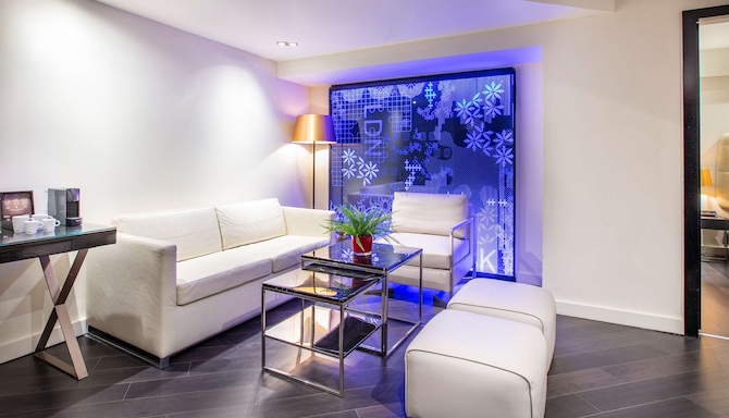 伦敦河畔丽亭酒店 - 单卧室套房的休息区