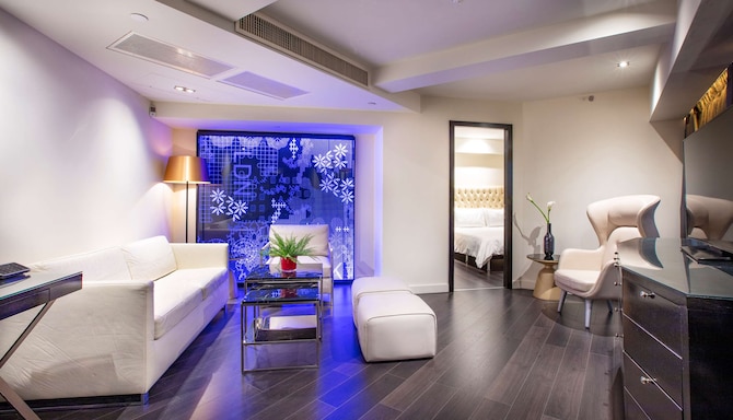 伦敦河畔丽亭酒店 - 单卧室套房的休息区