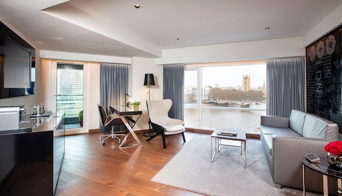 Park Plaza London Riverbank - One Bedroom Suite River View, Balcony and Kitchenette
