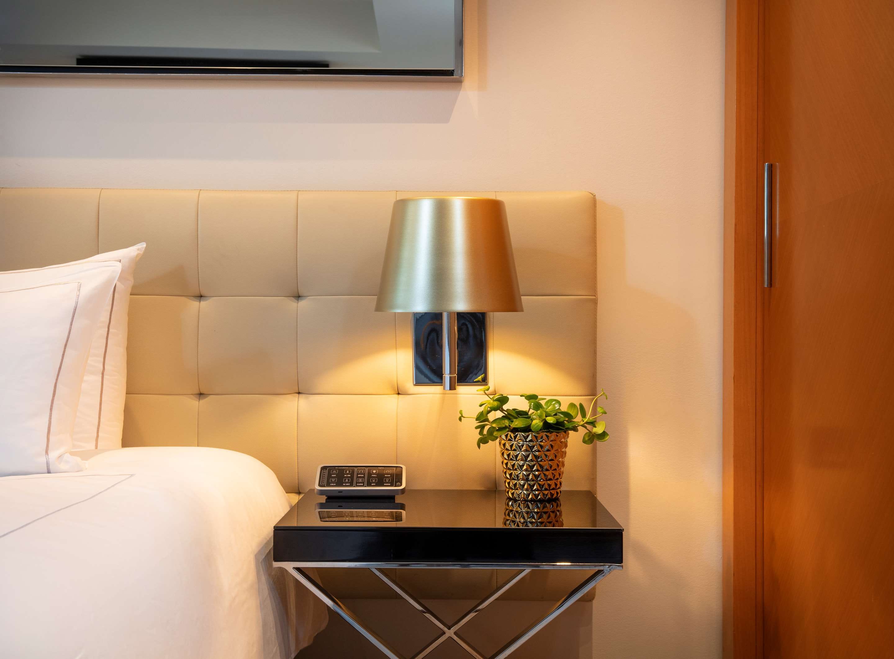 Park Plaza London Riverbank - One Bedroom Suite River View, Balcony and Kitchenette