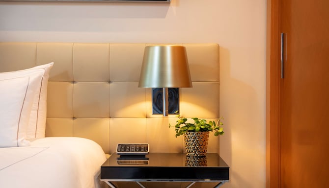 Park Plaza London Riverbank - One Bedroom Suite River View, Balcony and Kitchenette