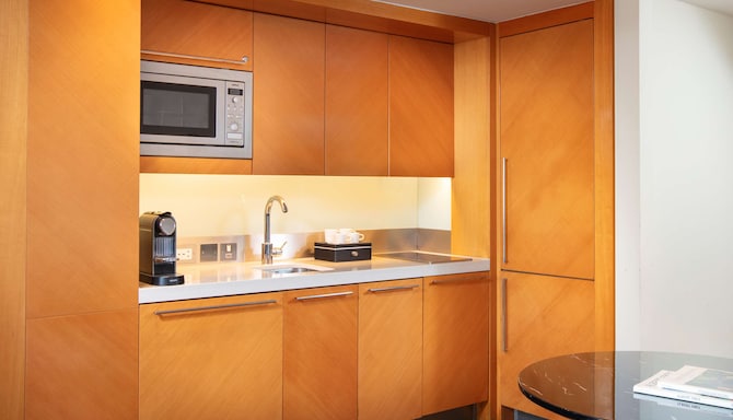 伦敦河畔丽亭酒店 - 单卧室河景套房（带阳台和小厨房）