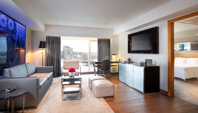 Park Plaza London Riverbank - One Bedroom Suite River View and Kitchenette lounge