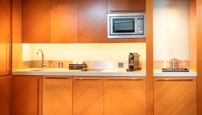 Park Plaza London Riverbank - One Bedroom Suite River View kitchenette