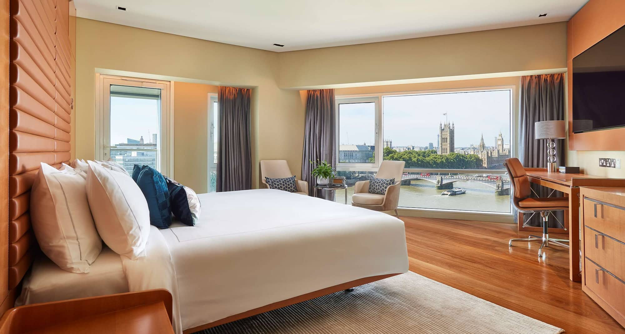 Park Plaza London Riverbank - Penthouse Bedroom