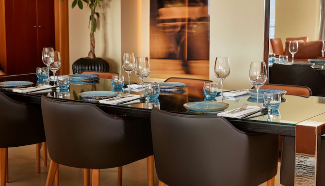 Park Plaza London Riverbank - Penthouse Dining area