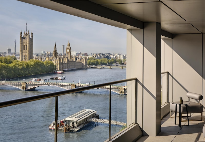 Park Plaza London Riverbank - River View Lounge Balcony