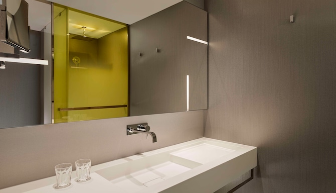 Park Plaza London Waterloo - Superior Room Bathroom