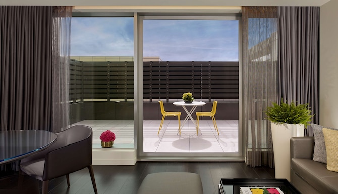 Park Plaza London Waterloo - One Bedroom Suite with Terrace Living Room
