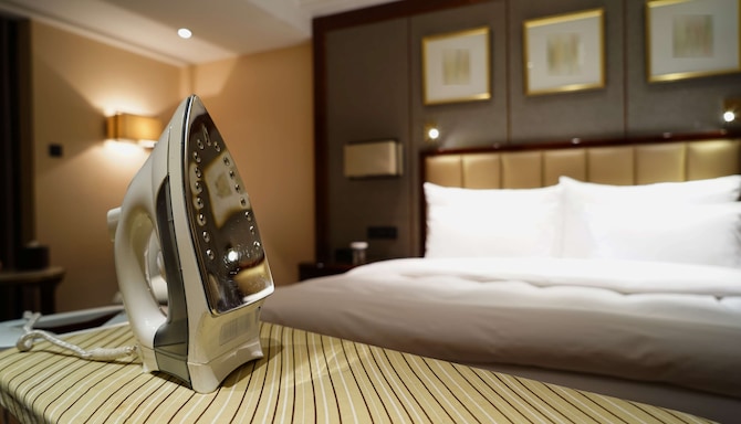 Park Plaza Ludhiana - Guest room iron & ironing board