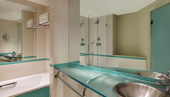 Park Plaza Nottingham - Guest Room Bathroom