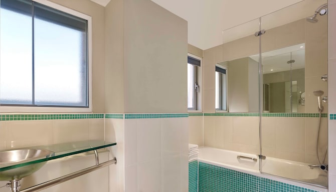 Park Plaza Nottingham - Junior Suite Bathroom
