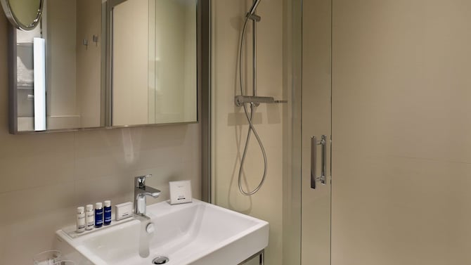 Park Plaza Nuremberg - Badezimmer eines Gästezimmers