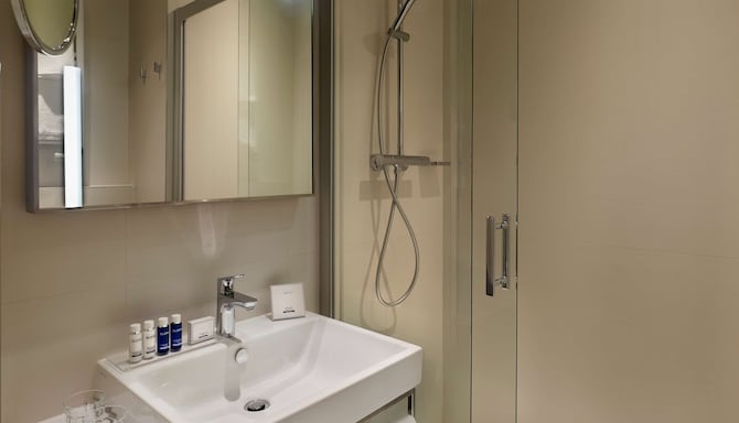 Park Plaza Nuremberg - Badezimmer eines Gästezimmers