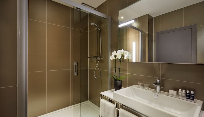 Park Plaza Nuremberg - Badezimmer eines Gästezimmers