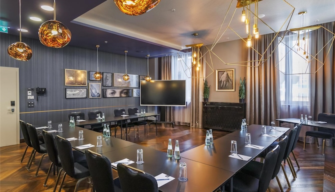 Park Plaza Lounge