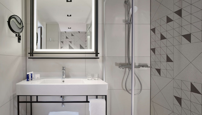 Park Plaza Utrecht - Guest room bath