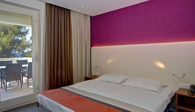 Park Plaza Verudela Pula - Premium Two Bedroom Apartment Sea Side