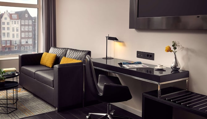 Park Plaza Victoria Amsterdam - Executive Room Iconic View desk
