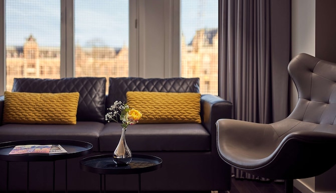 Park Plaza Victoria Amsterdam - Executive Room Iconic View couch