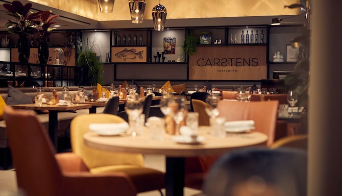 Park Plaza Victoria Amsterdam - Innenbereich des Carstens am Abend