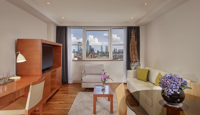 Park Plaza Victoria London - One Bedroom Apartment living room