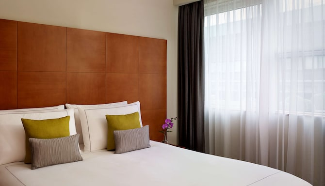 Park Plaza Victoria London - One Bedroom Apartment bedroom