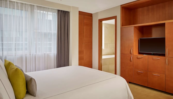 Park Plaza Victoria London - One Bedroom Apartment bedroom