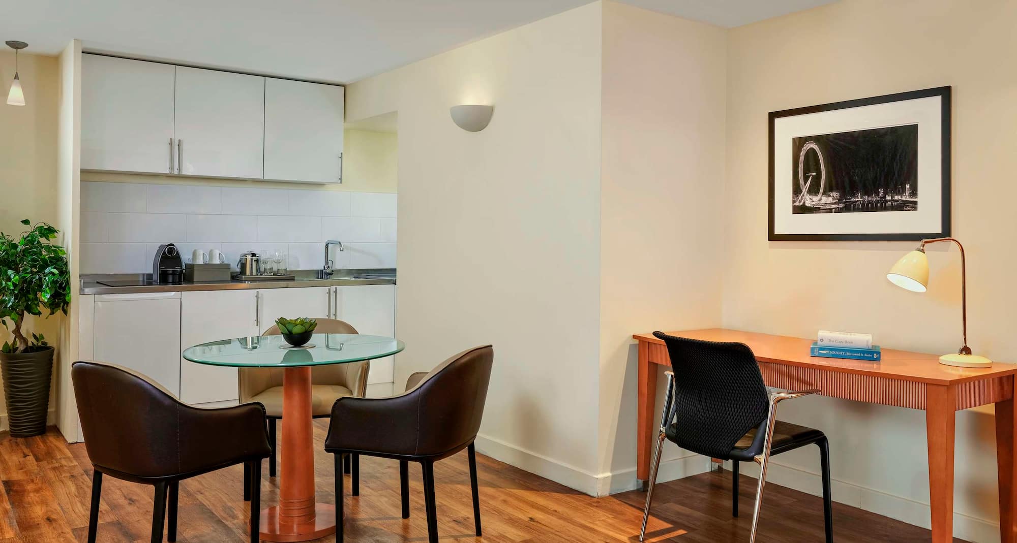 Park Plaza Victoria London - PPVL One Bed Apartment Kitchenette