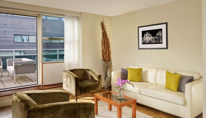 Park Plaza Victoria London - One Bedroom Apartment living room