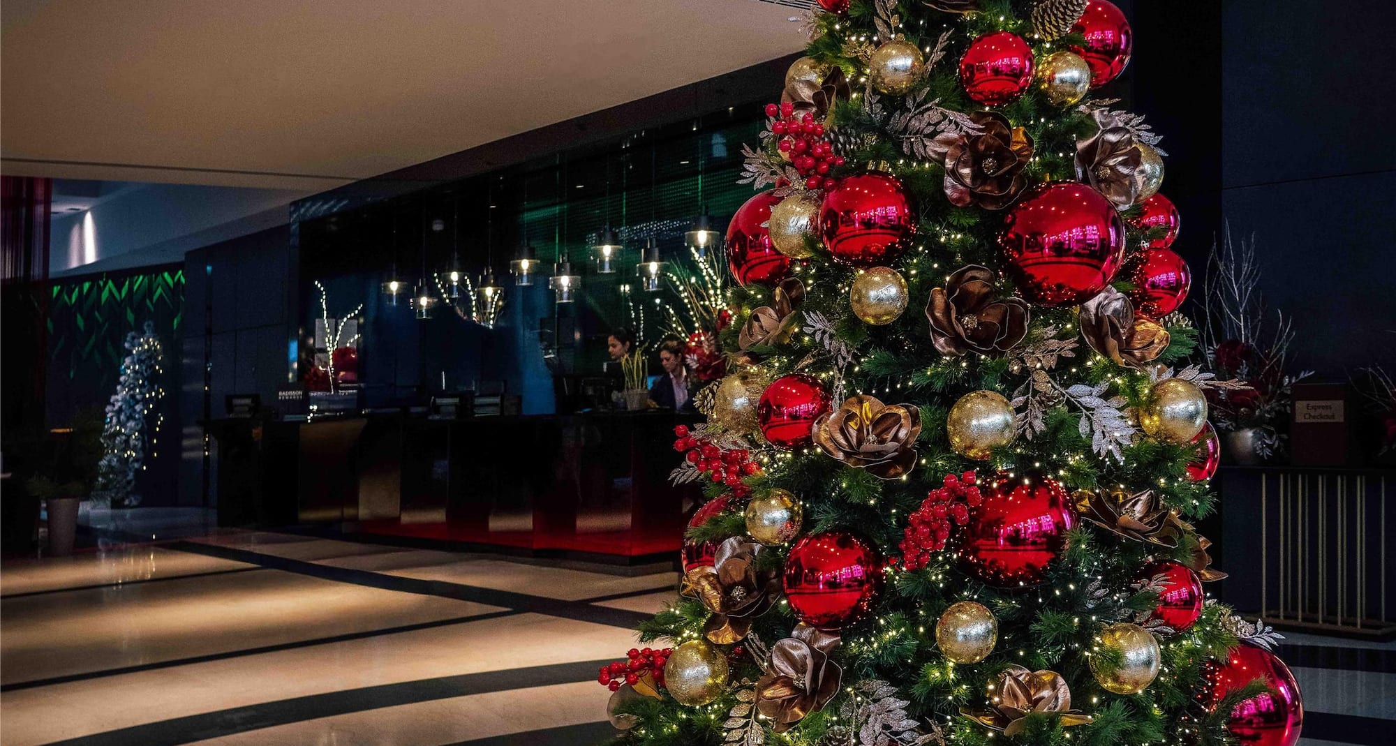 Park Plaza Victoria London - Christmas lobby