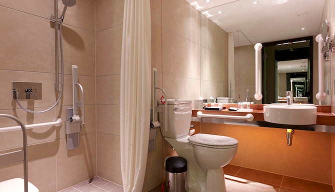 Park Plaza Westminster Bridge London - Superior Room Accessible bathroom
