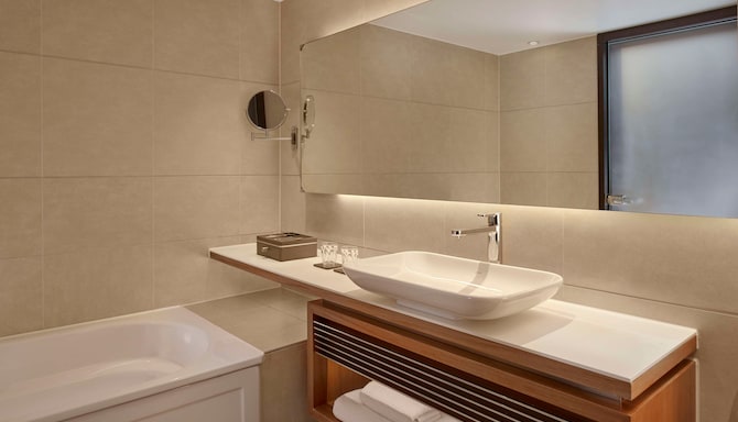 Park Plaza Westminster Bridge London - One Bedroom Suite Bathroom