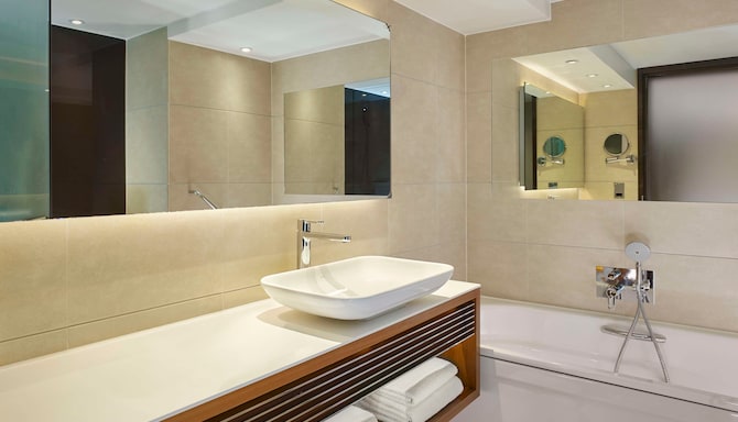 Park Plaza Westminster Bridge London - One Bedroom Suite Bathroom