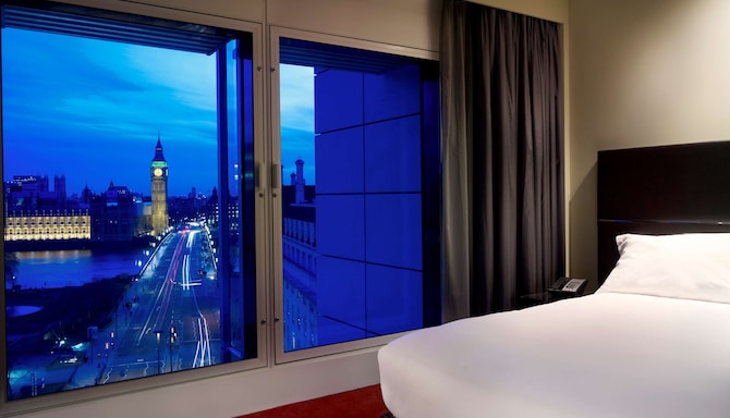 Park Plaza Westminster Bridge London - 1 bedroom suite - bedroom iconic view