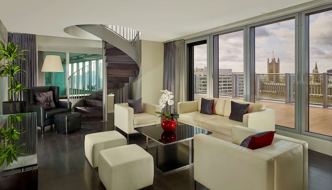 Park Plaza Westminster Bridge London - Duplex Suite living room with a view