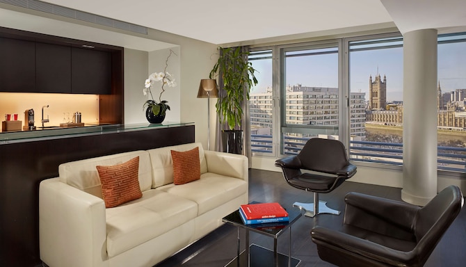Park Plaza Westminster Bridge London - One Bedroom Suite Premium View living room