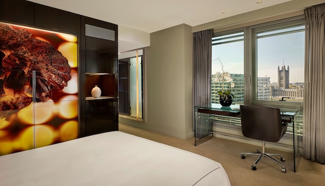 Park Plaza Westminster Bridge London - One Bedroom Suite Premium View bedroom