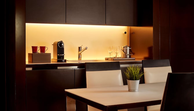 Park Plaza Westminster Bridge London - One Bedroom Suite Premium View kitchenette