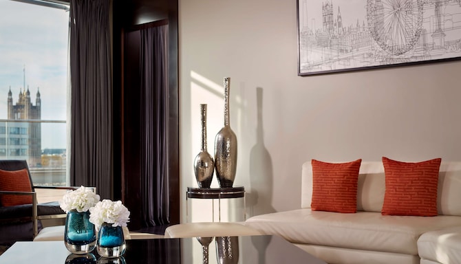 Park Plaza Westminster Bridge London - Presidential Suite living room with a view