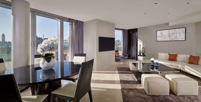 Park Plaza Westminster Bridge London - Presidential Suite living room with a view