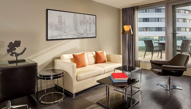Park Plaza Westminster Bridge London - Presidential Suite living room with a view