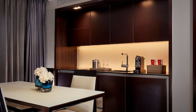 Park Plaza Westminster Bridge London - Two Bedroom Suite Panoramic kitchenette