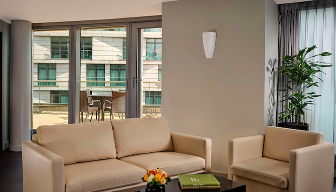 Park Plaza Westminster Bridge London - One Bed Suite Terrace Living Room