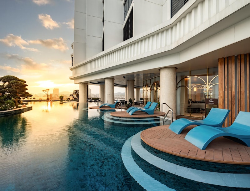 PR - EMEA 2025 - Outdoor pool Radisson Blu Ha Long Bay