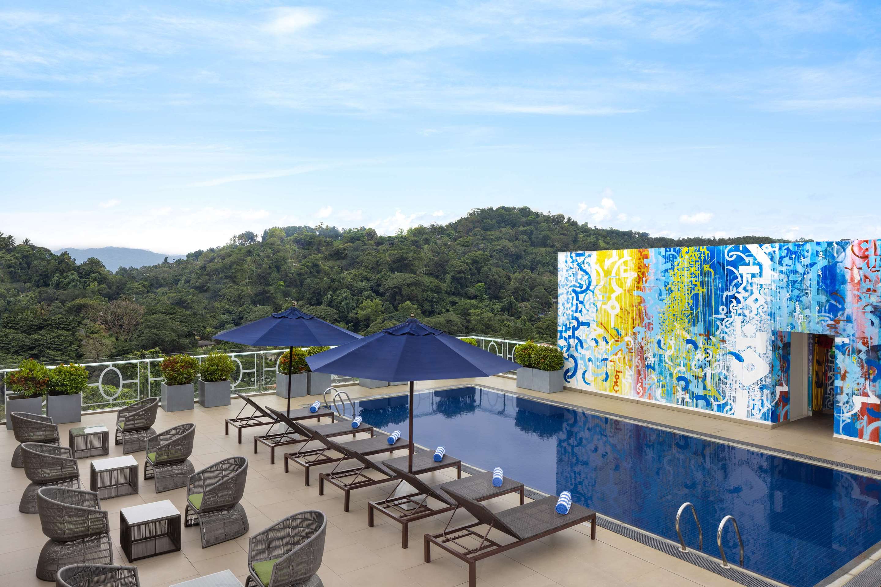 Radisson Hotel Kandy - Pool with a view