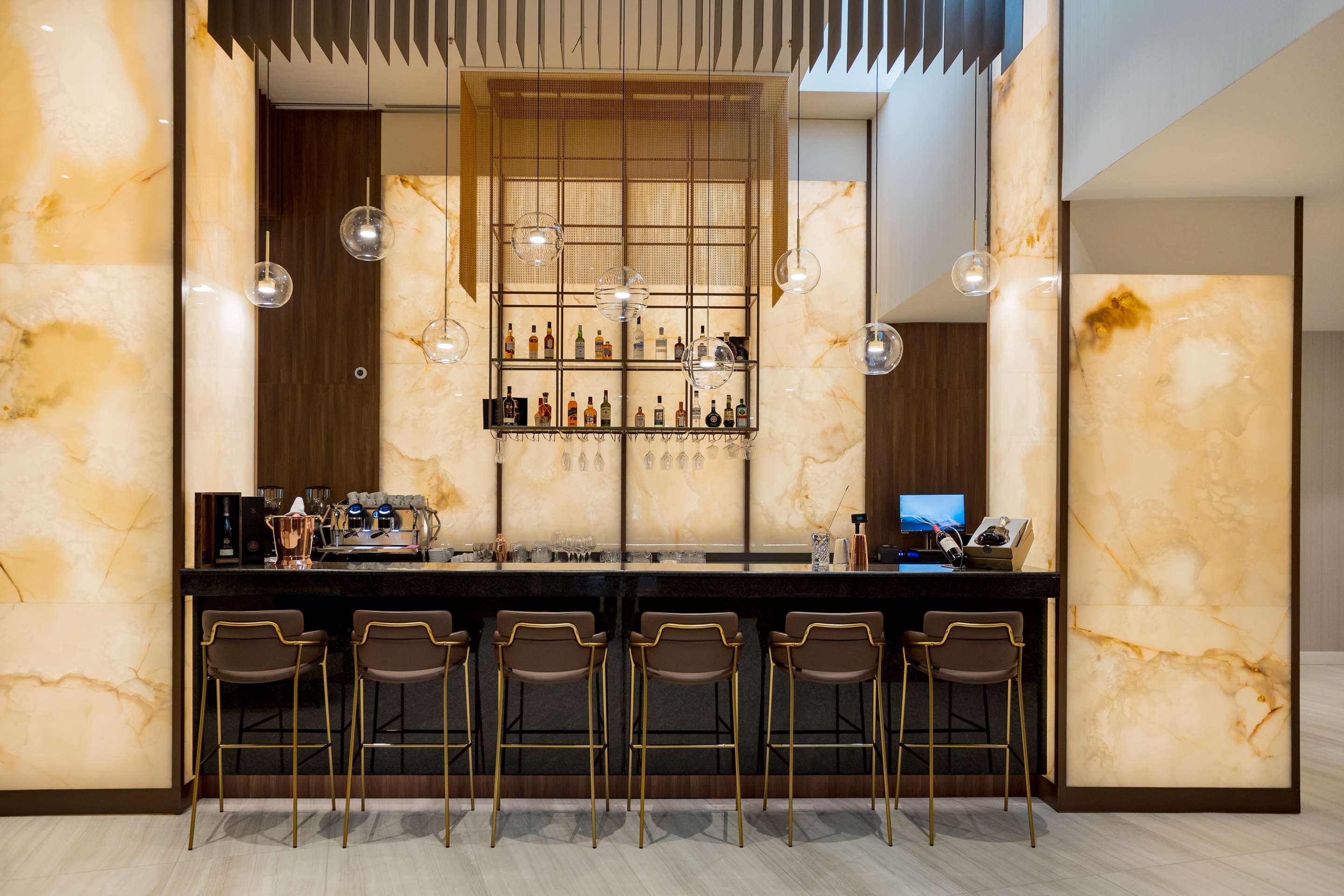 Bar at Radisson Blu Hotel Cluj