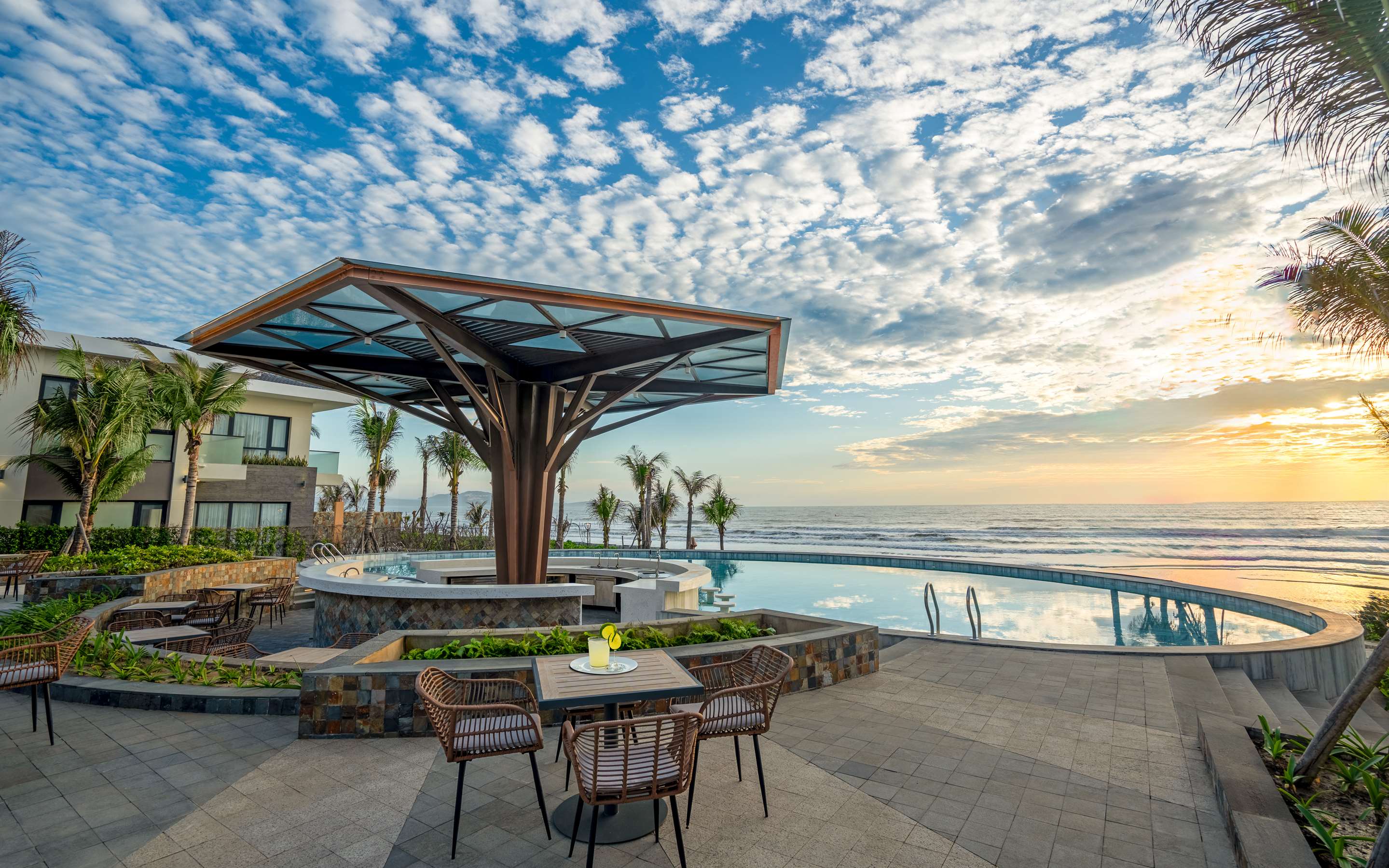 PR - EMEA 2025 - Radisson Resort Mui Ne Splash Pool Bar